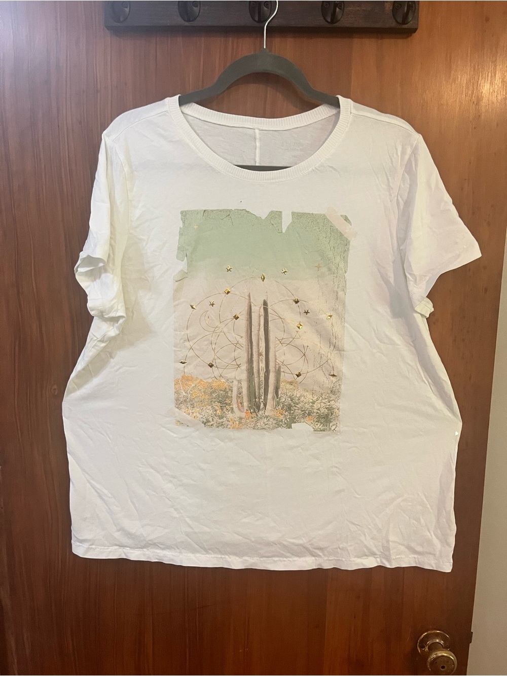 torrid White Short Sleeve Graphic Tee with Desert Cactus Print size 1 (14-16)